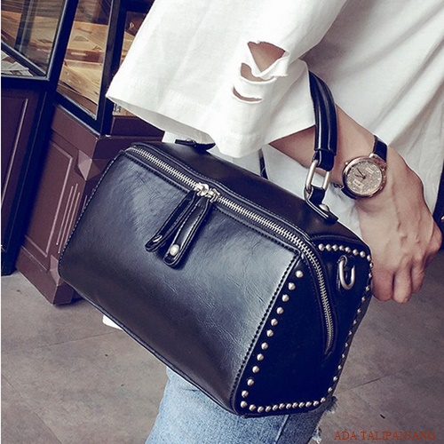 B2432 IDR.176.000 MATERIAL PU SIZE L22XH15XW13CM WEIGHT 700GR COLOR BLACK