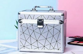 B06159 IDR.180.000 MATERIAL CASE SIZE L24XH20XW8CM WEIGHT 1100GR COLOR SILVER