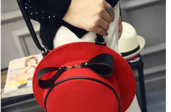 B1426 IDR.159.000 MATERIAL VELVET SIZE L28XH28XW8CM WEIGHT 600GR COLOR RED