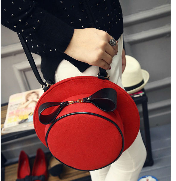 B1426 IDR.159.000 MATERIAL VELVET SIZE L28XH28XW8CM WEIGHT 600GR COLOR RED