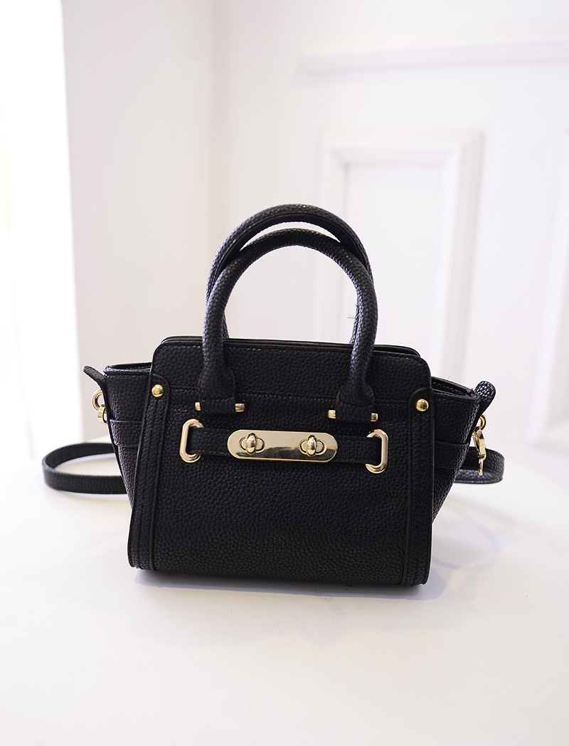 B1649 IDR.195.000 MATERIAL PU SIZE L26XH17XW12CM WEIGHT 650GR COLOR BLACK