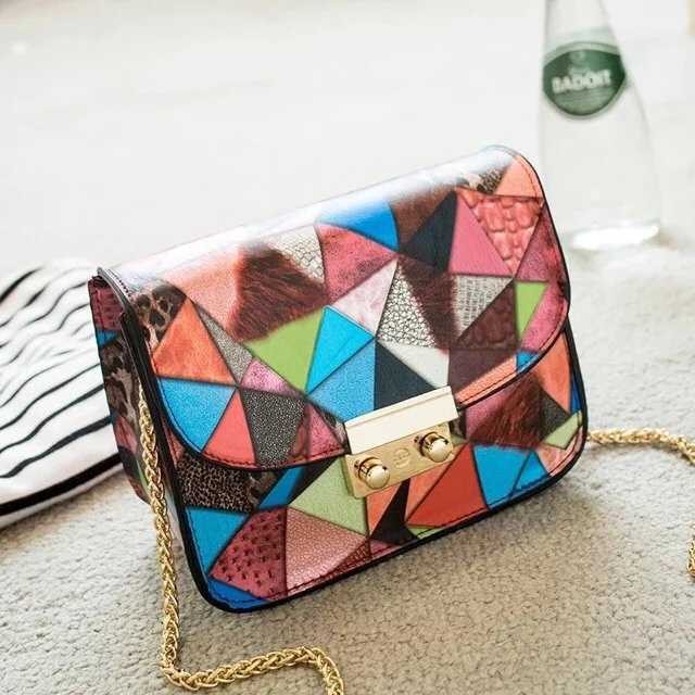 B2031 IDR.160.000 MATERIAL PU SIZE L13XH17XW8CM WEIGHT 450GR COLOR RED