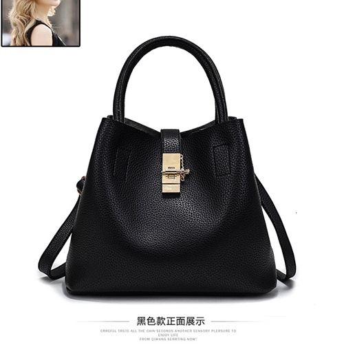 B2520 IDR.166.000 MATERIAL PU SIZE L29XH22XW13CM WEIGHT 600GR COLOR BLACK