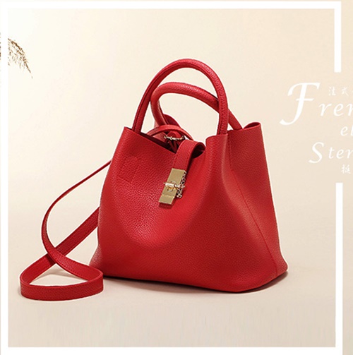 B2520 IDR.166.000 MATERIAL PU SIZE L29XH22XW13CM WEIGHT 600GR COLOR RED