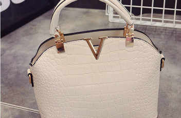 B437 IDR.178.000 MATERIAL PU SIZE L27XH22XW11CM WEIGHT 600GR COLOR BEIGE