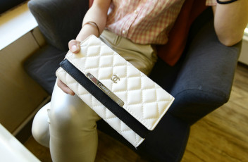 B6089 IDR.169.000 MATERIAL PU SIZE L19XH10XW3CM WEIGHT 400GR COLOR WHITE