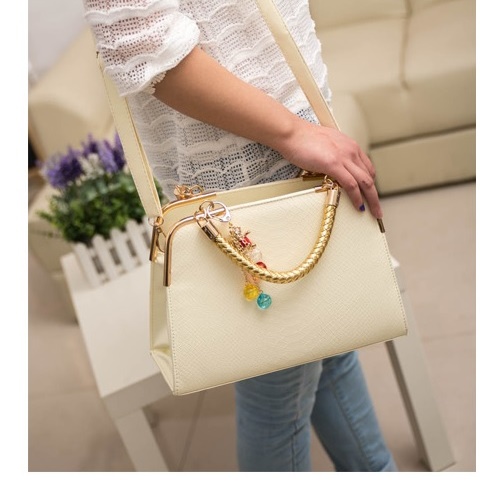 B702 IDR.158.000 MATERIAL PU SIZE L30XH25XW10CM WEIGHT 800GR COLOR BEIGE