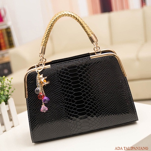 B702 IDR.158.000 MATERIAL PU SIZE L30XH25XW10CM WEIGHT 800GR COLOR BLACK