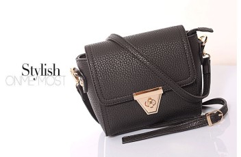 B8404 IDR.169.000 MATERIAL PU SIZE L18XH14XW6CM WEIGHT 450GR COLOR BLACK