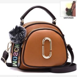 B97658 IDR.159.000 MATERIAL PU SIZE L20XH18XW8CM WEIGHT 650GR COLOR BROWN - Tas Selempang Pom Pom Import