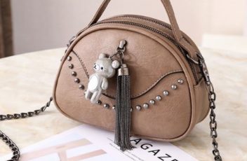 BTH7712 IDR.75.000  MATERIAL PU SIZE L19XH14.5XW7CM WEIGHT 350GR COLOR KHAKI